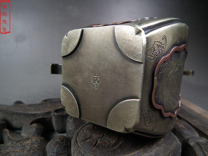 清代'精工'白铜镶嵌黄铜錾刻老翁童子蝙蝠高提