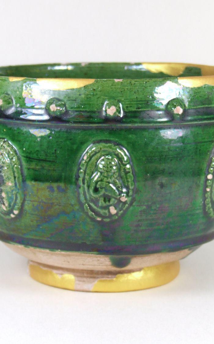 唐代绿釉贴塑胡人奏乐鼓钉钵(高9.2cm,直径13