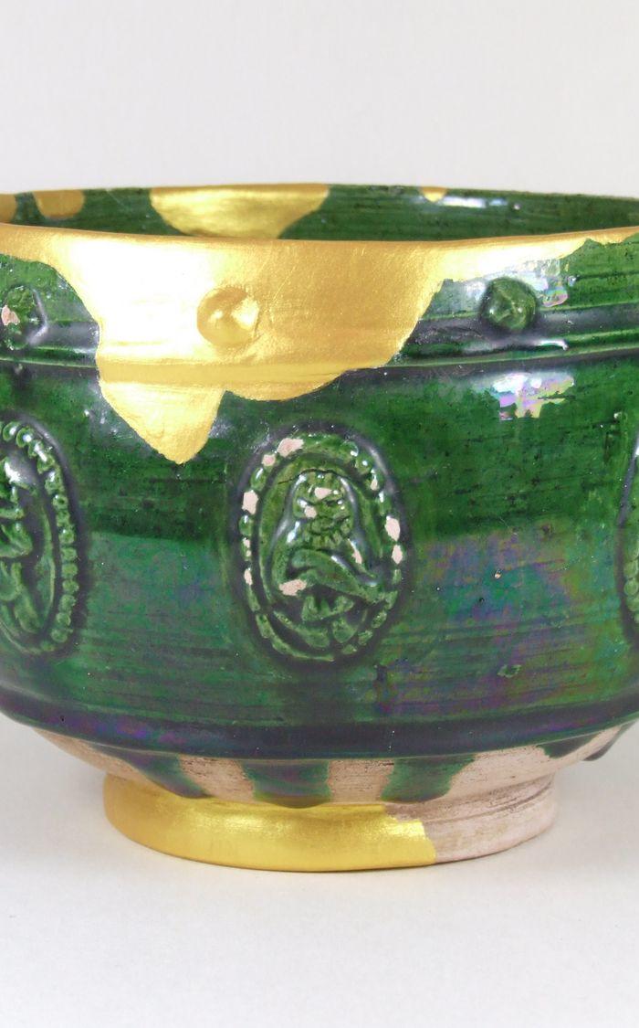 唐代绿釉贴塑胡人奏乐鼓钉钵(高9.2cm,直径13