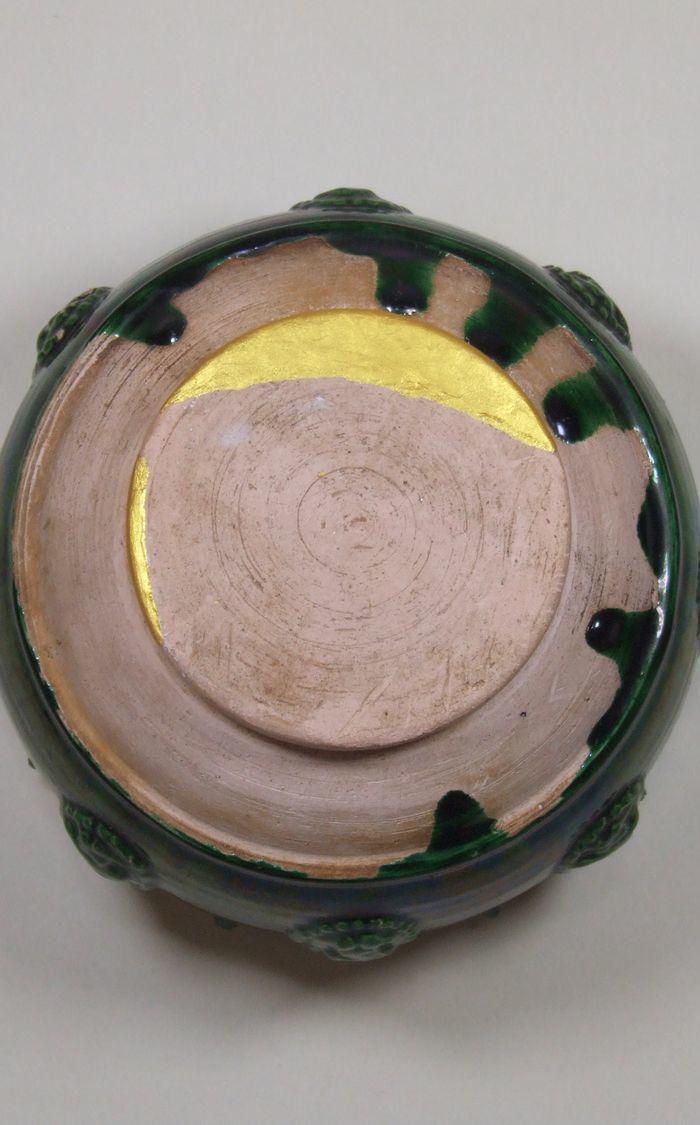 唐代绿釉贴塑胡人奏乐鼓钉钵(高9.2cm,直径13