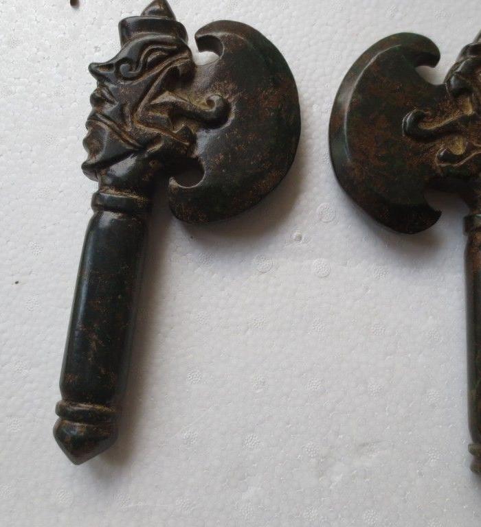 农村收回来完整的雕工精细漂亮的2个老玉斧子