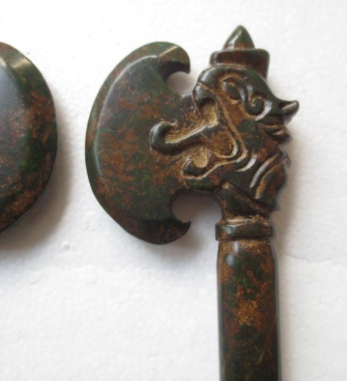 农村收回来完整的雕工精细漂亮的2个老玉斧子