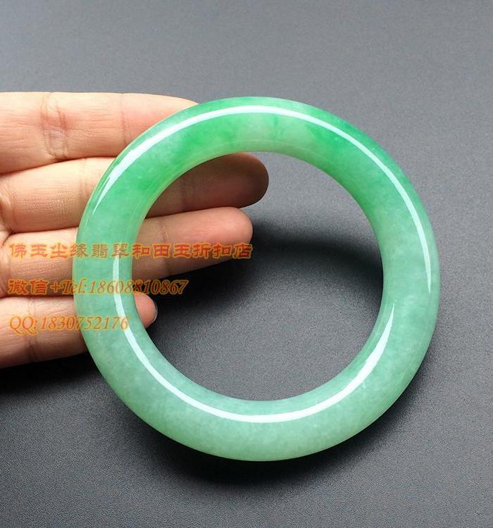 缅甸老坑a货翡翠手镯圆条晴阳绿淡绿色玉镯子