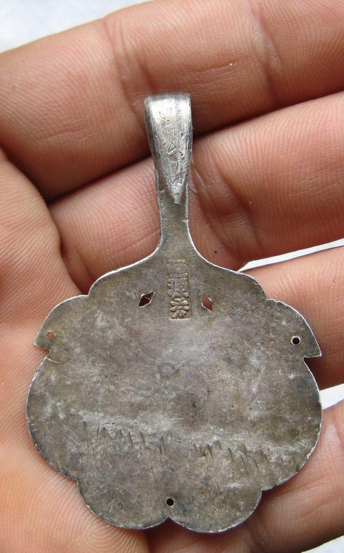 品相和做工都 一流的古代围巾上面的挂钩_品相