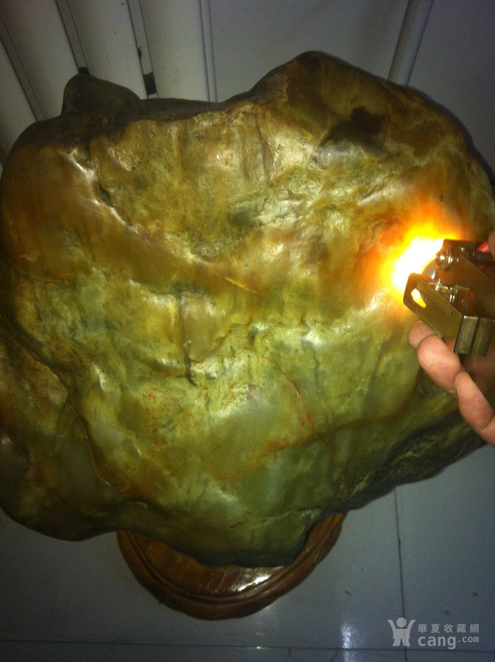 祁连山与昆仑山交界产翠玉原石,重200公斤左右,形状美观,部分生料