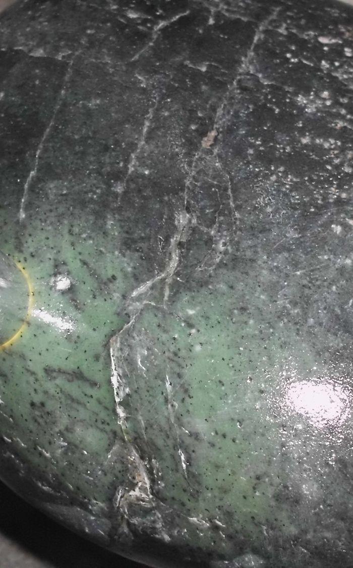 地摊集中甩卖,新疆和田石头,半玉半石有意思_