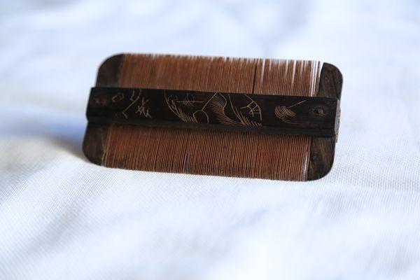 <em>老</em> 梳子一个,古代小姐<em>梳头发</em>用的_老 梳子一个