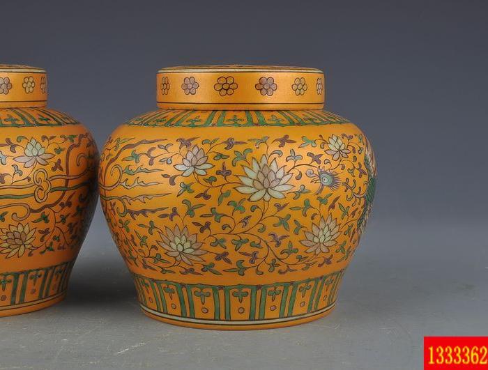 明代成化年间金地素三彩串花凤纹天字罐对罐