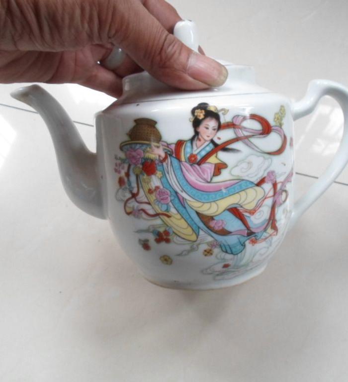 文革后期贴花<em>天女散花茶壶</em>一个_文革后期贴花