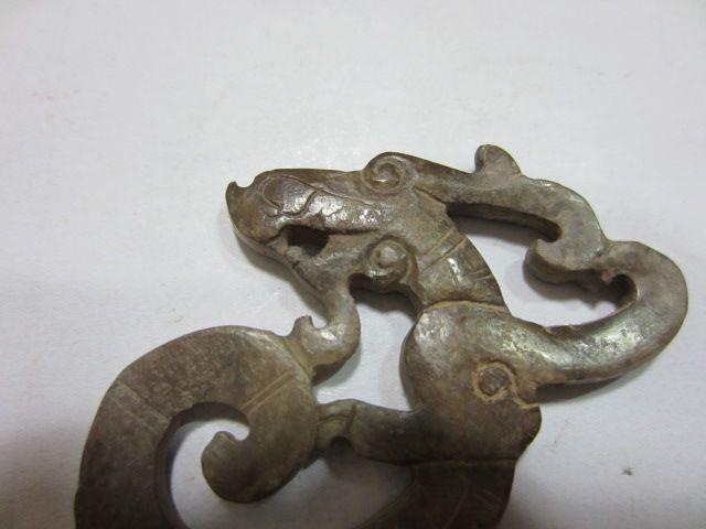 战汉和田玉镂空玉行龙佩_战汉和田玉镂空玉行