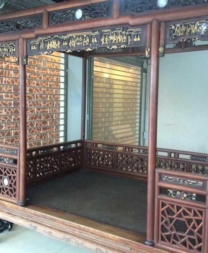 榉木弯腿四足踩龙珠带戏台床_榉木弯腿四足踩