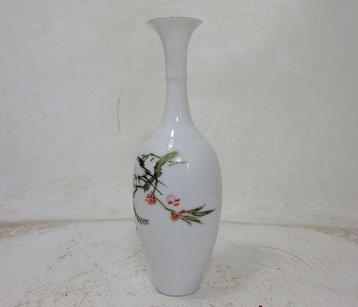 民国粉彩花鸟绘画细颈瓶_民国粉彩花鸟绘画细