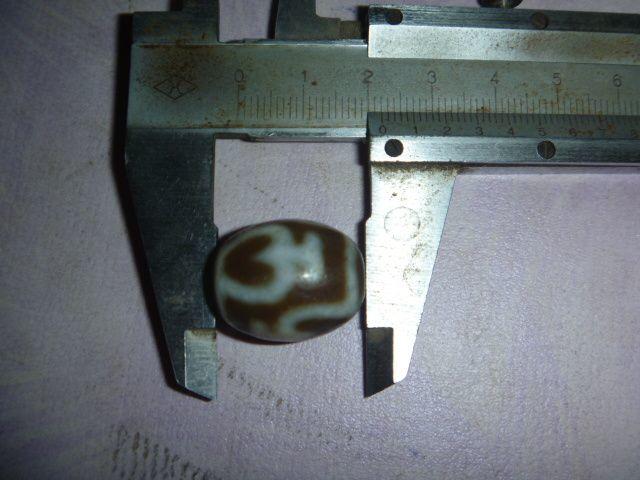 天珠藏民家里淘来的,辟邪的,保平安,放到车里好