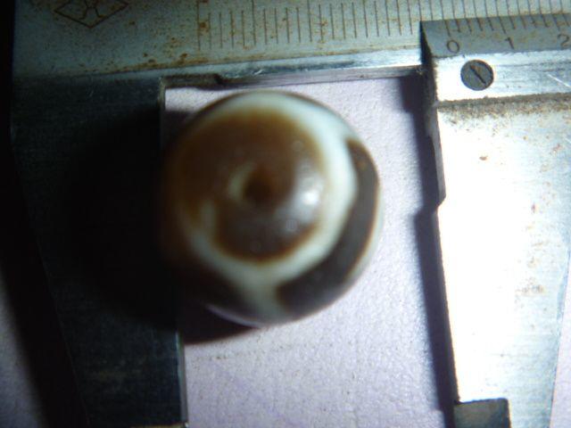 天珠藏民家里淘来的,辟邪的,保平安,放到车里好