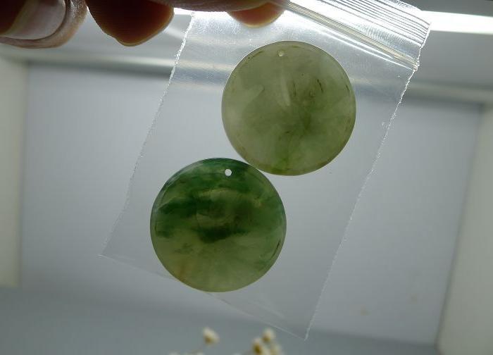 两个迎九七香港回归纪念徽章翡翠挂坠 颜色好