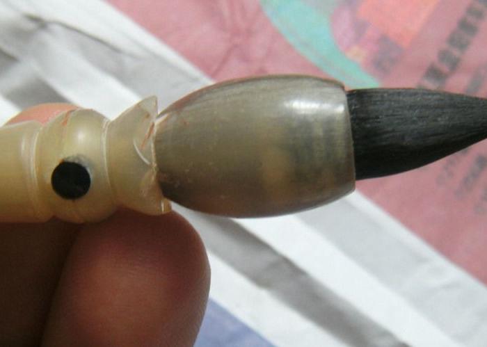 外有木盒。盒子上有骨质材料图案(紫檀胎毛笔