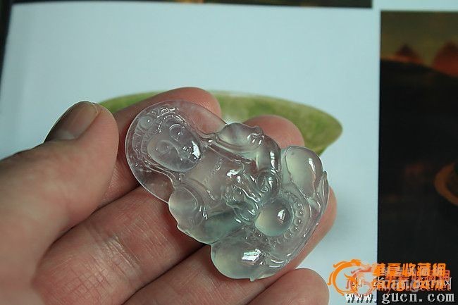 玻璃种晴水绿荧光玉观音吊坠a货翡翠挂件
