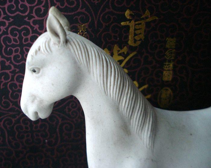 民国景德景素胎白马摆件_民国景德景素胎白马