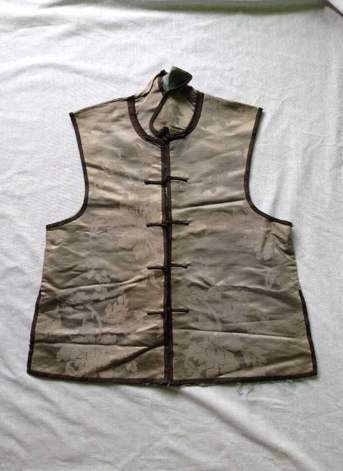 清代大人穿的银灰底织芙蓉花缎男装坎肩一件_