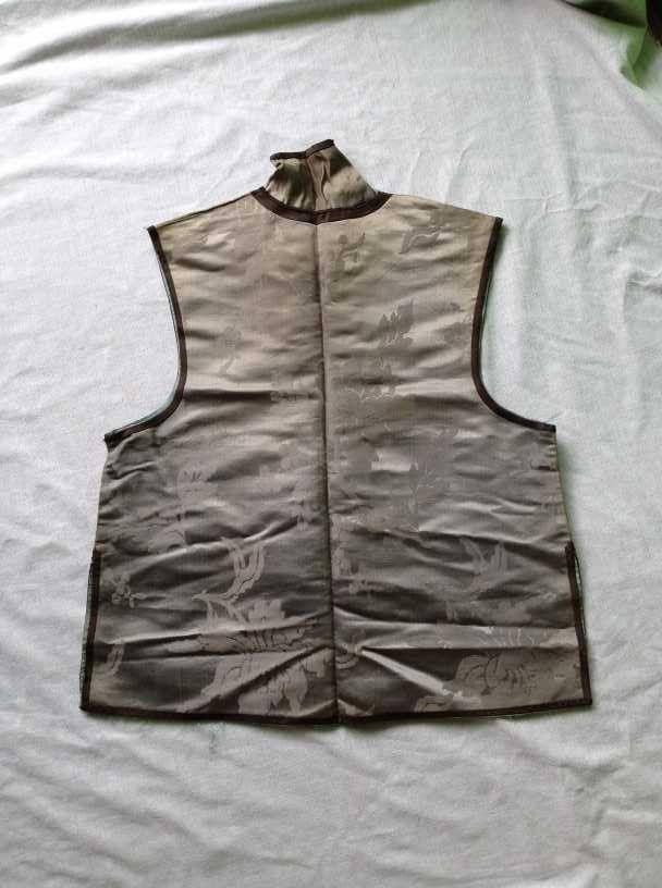 清代大人穿的银灰底织芙蓉花缎男装坎肩一件_