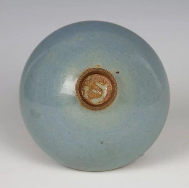 宋代钧窑天蓝釉加紫斗苙形茶盏_宋代钧窑天蓝