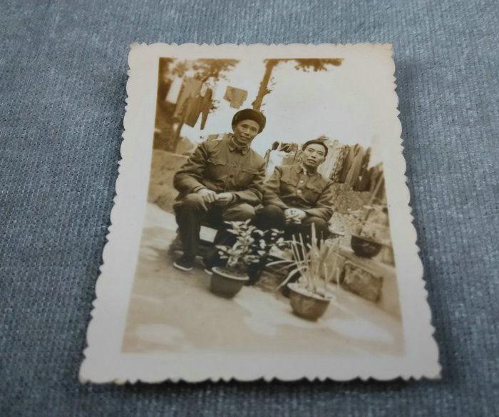 七十年代经典泛银老照片-移花做景《父子留影