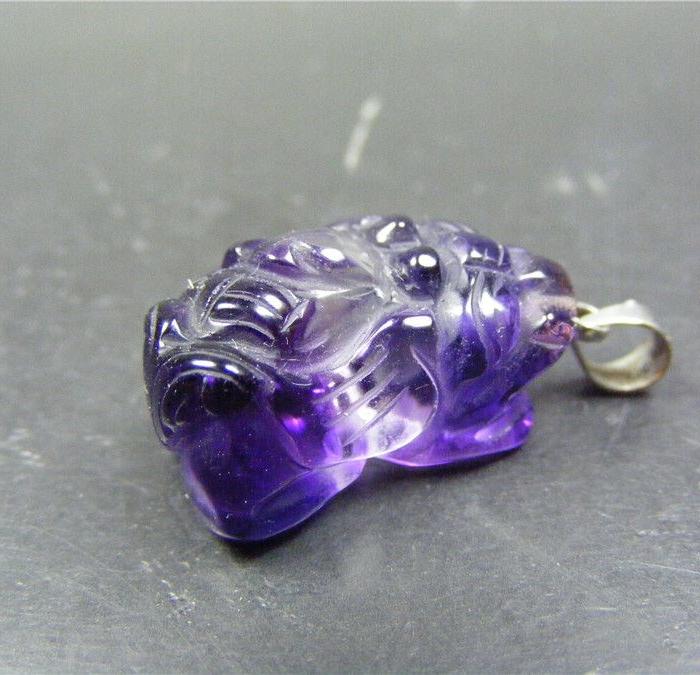 出口创汇期老天然紫色水晶圆雕带银扣貔貅大坠