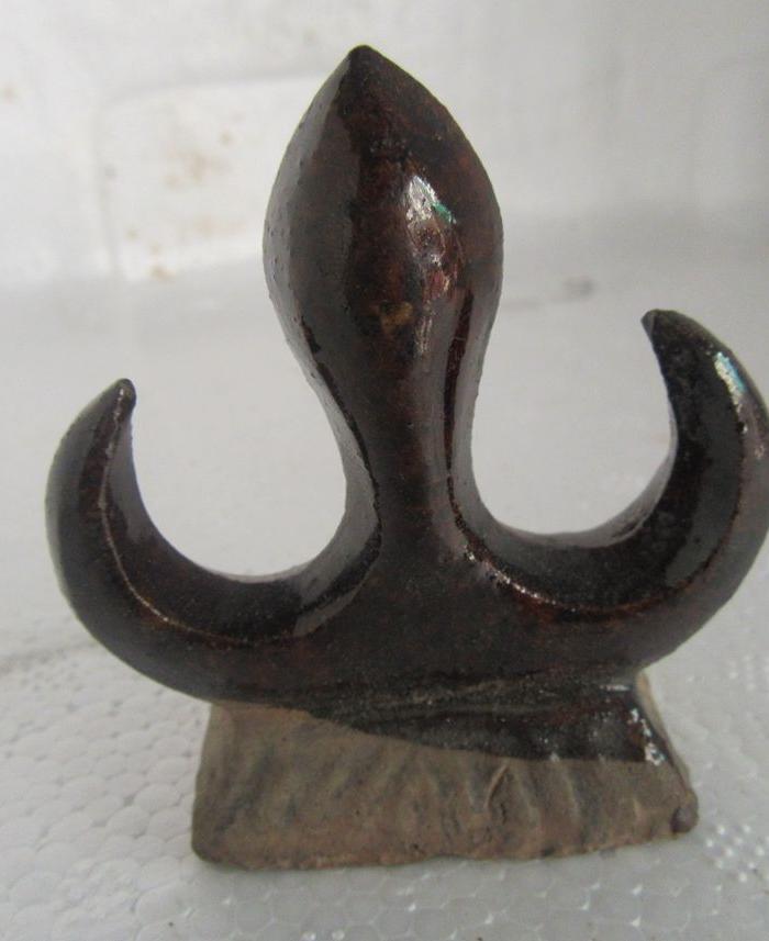 酱釉瓷器笔架山一个_酱釉瓷器笔架山一个价格