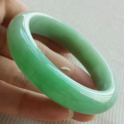 A货翡翠玉镯专卖店超值带阳阳翠色A货天然翡