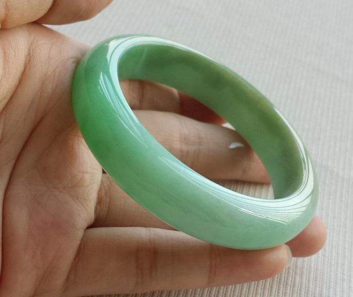 A货翡翠玉镯专卖店超值带阳阳翠色A货天然翡
