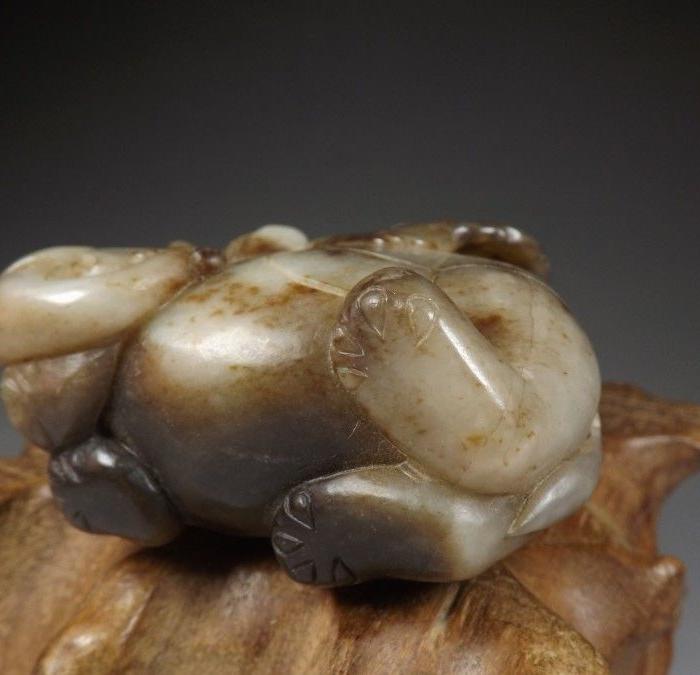 明代晚期.圆雕童子金钱宝象和田白玉带沁大摆