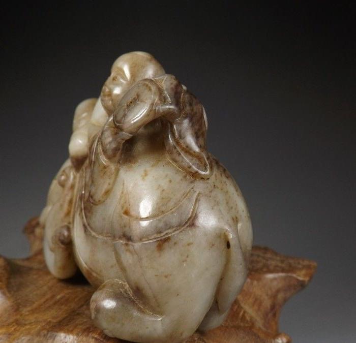 明代晚期.圆雕童子金钱宝象和田白玉带沁大摆