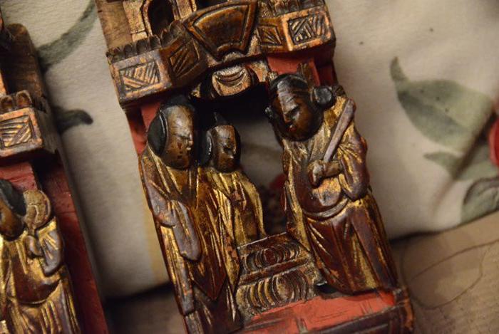 一对清代精雕鎏金屋下人物老木雕节子_一对清