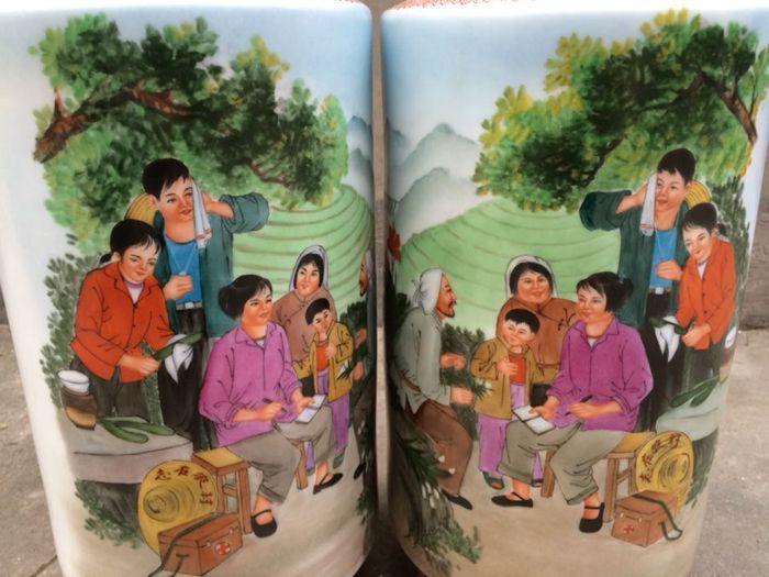 文革瓷赤脚医生花瓶(一对)_文革瓷赤脚医生花