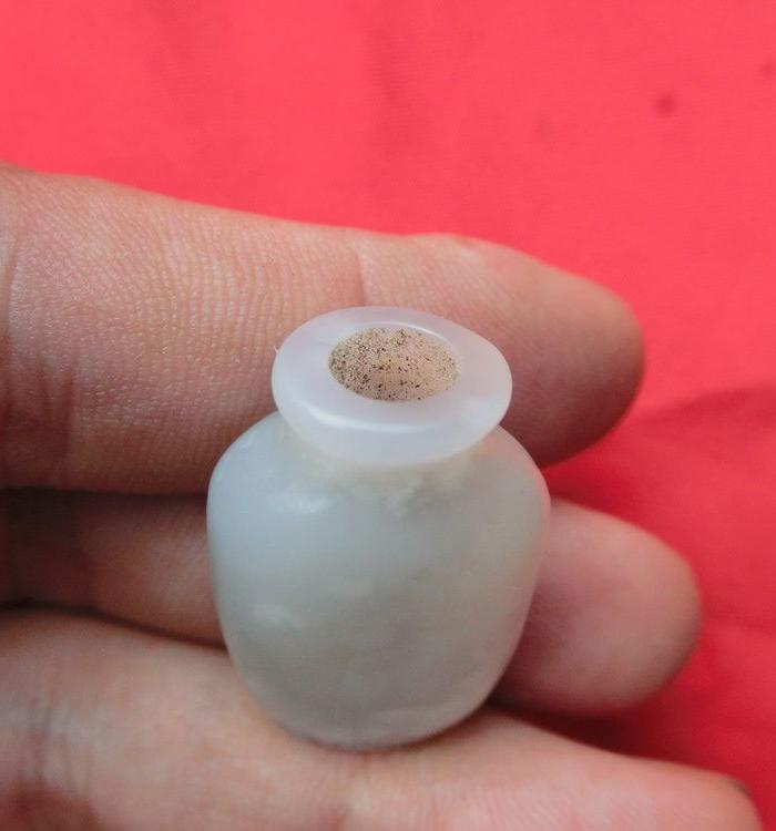 带棉絮的白玉小玉瓶一个_带棉絮的白玉小玉瓶