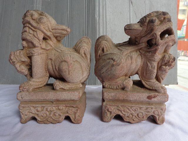 雕工精美的明代石狮子一对_雕工精美的明代石