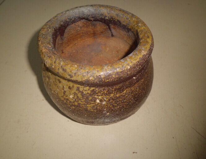 早期酱釉流黄的小罐一只_早期酱釉流黄的小罐