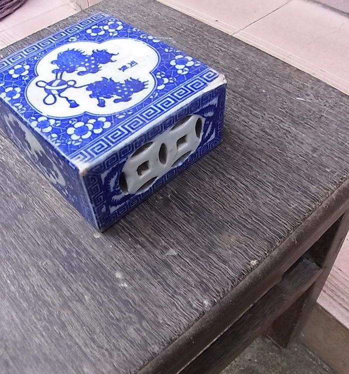 一个清代青花双狮滚球枕头_一个清代青花双狮