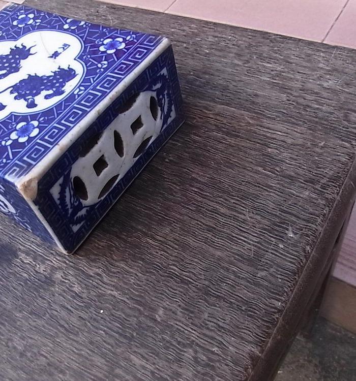 一个清代青花双狮滚球枕头_一个清代青花双狮