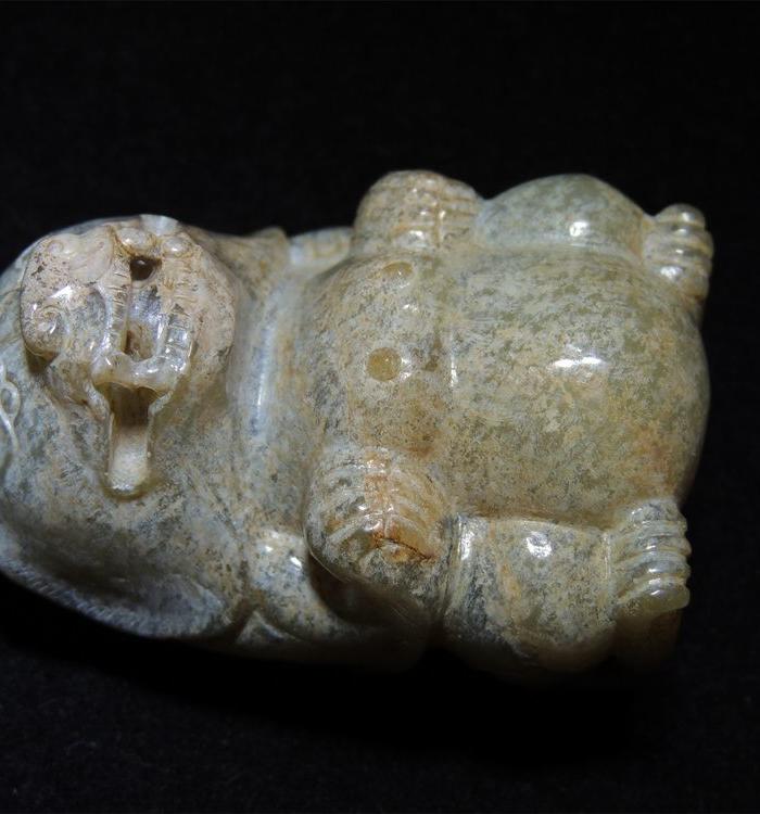 生坑汉代玉器,汉代的玉熊圆雕件。灰皮完整包
