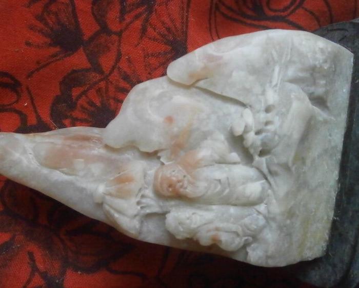 小玉石雕摆件,雕刻两个文人,带木底座,有人说寿