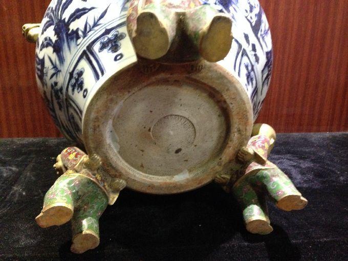 景泰蓝包口青花人物罐子_景泰蓝包口青花人物