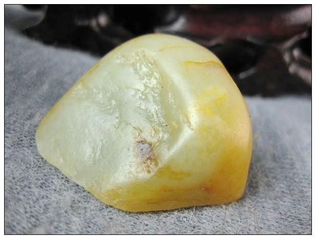 38.7克和田玉籽料 细腻脂足 淡黄皮天然断裂干