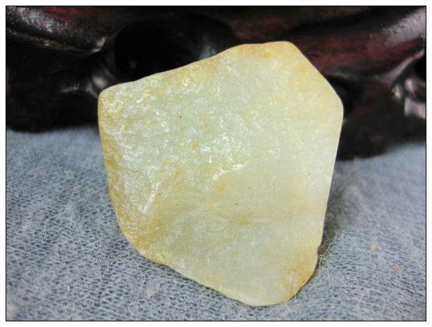 38.7克和田玉籽料 细腻脂足 淡黄皮天然断裂干