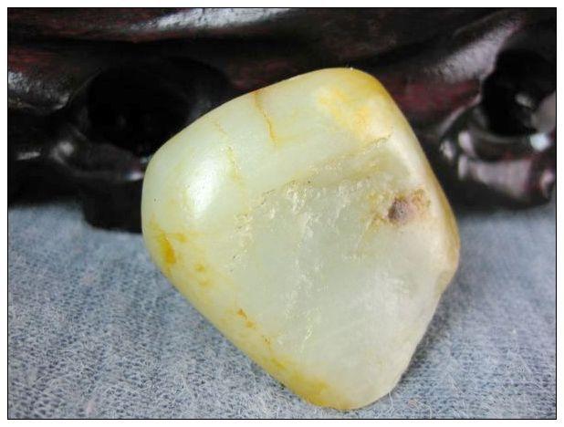 38.7克和田玉籽料 细腻脂足 淡黄皮天然断裂干