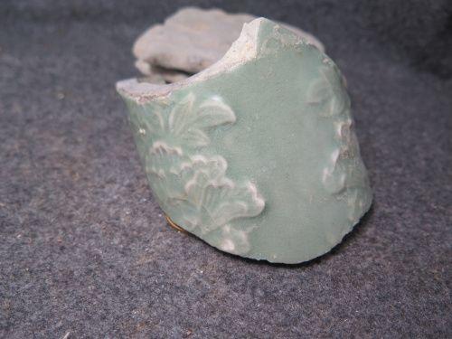 元代龙泉窑梅子青印花牡丹纹凤尾尊瓷片标本包