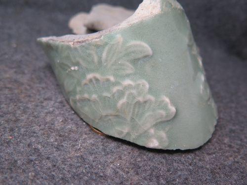 元代龙泉窑梅子青印花牡丹纹凤尾尊瓷片标本包