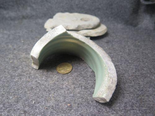 元代龙泉窑梅子青印花牡丹纹凤尾尊瓷片标本包