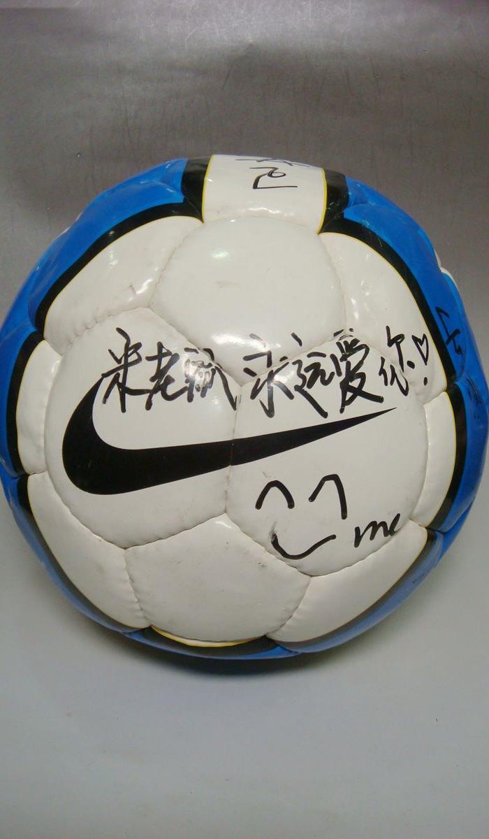 大连实德总裁姜岩,球员刘洋等签名足球