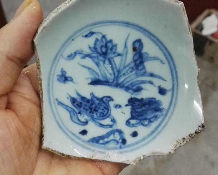 明代成化民窑莲池鸳鸯青花碗底标本._明代成化